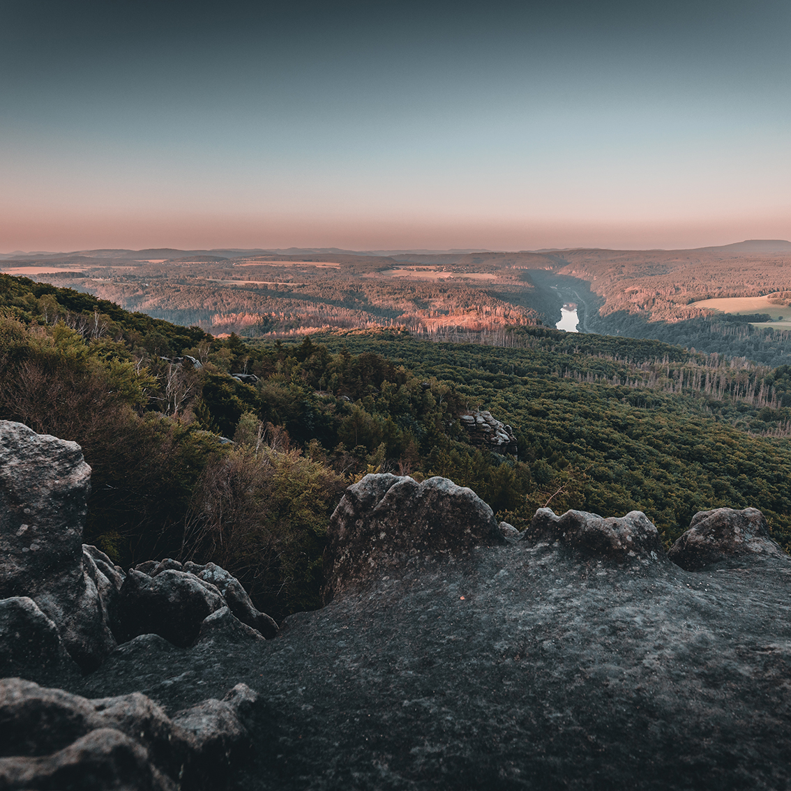 Blick vom Kipphorn auf Schrammsteine, Elbe und Natur - Panoramaaussicht