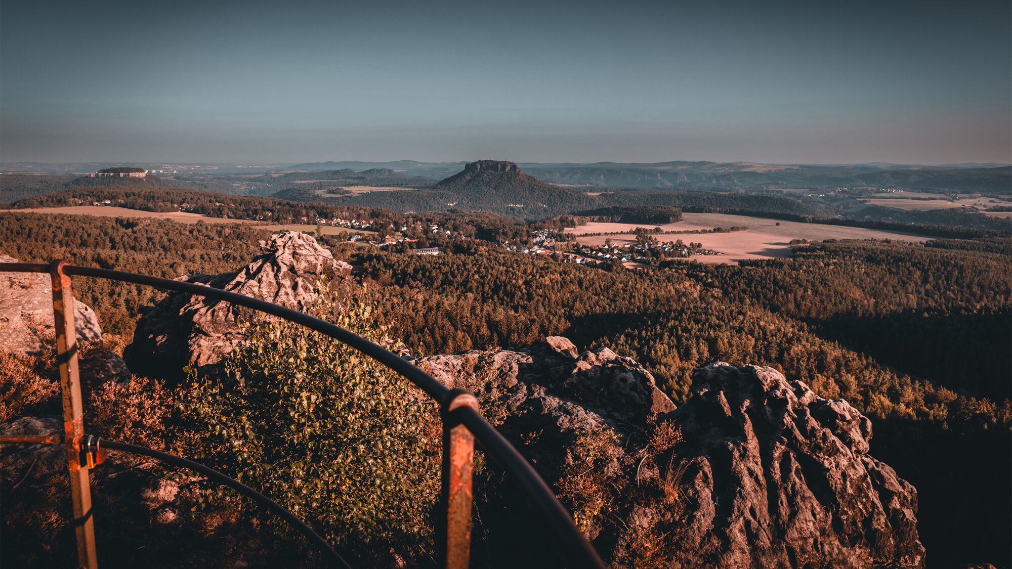 Ein herrlicher Sonnenaufgang erlebt man vom Papstein in der Sächsischen Schweiz